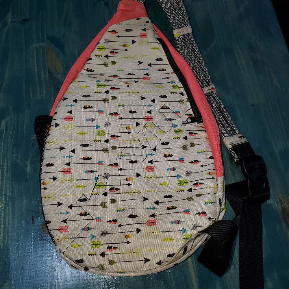 Kavu Coral Pink and Cream Arrow Print Crossbody Sling Bag